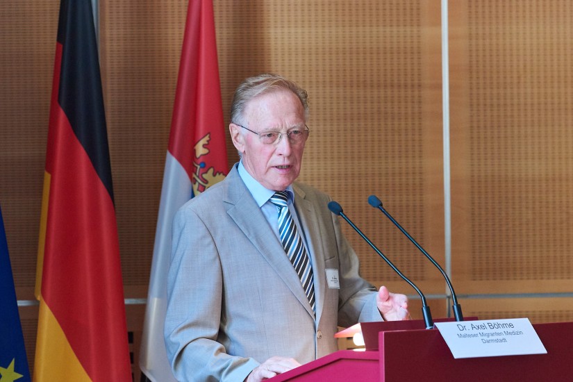 Dr. Axel Böhme spricht in eine Mikrofon