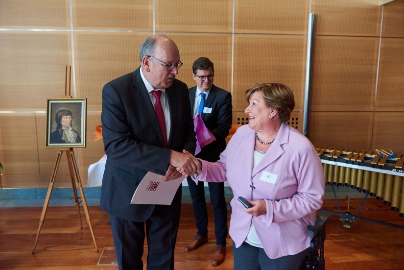 Staatsminister Stefan Grüttner gratuliert Irene Kopf