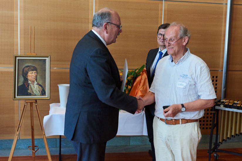 Stattsminister Stefan Grüttner gratuliert Harald Seehausen
