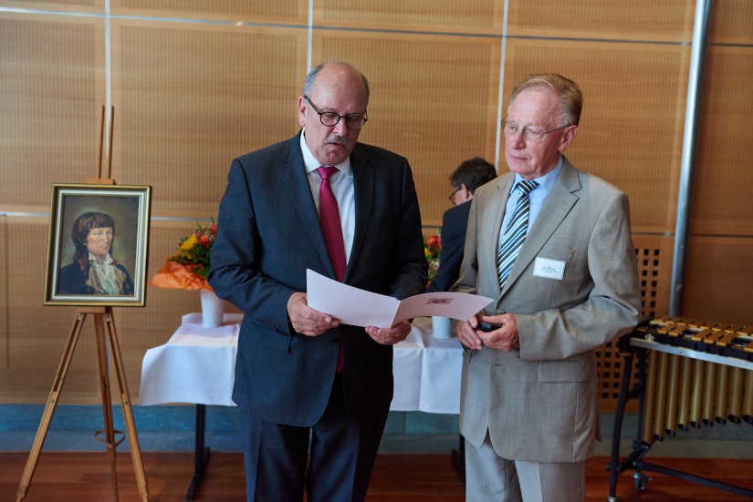Staatsminister Stefan Grüttner und Dr. Axel Böhme bei der Übergabe der Urkunde